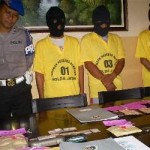 Foto: Tersangka Narkoba di Mapolda Jatim Beserta Barang Bukti