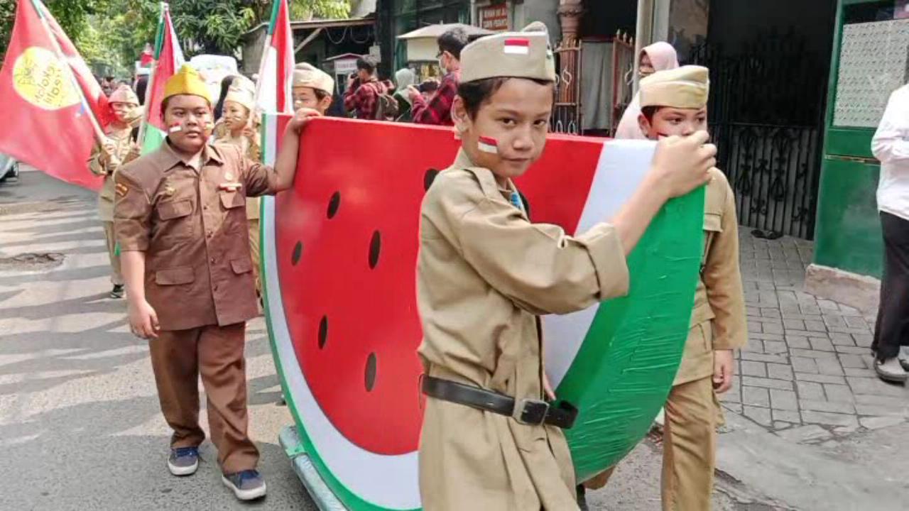 Pawai Hari Pahlawan Arak Celengan Semangka Raksasa Untuk Donasi kepada  Rakyat Palestina - adakabar.com