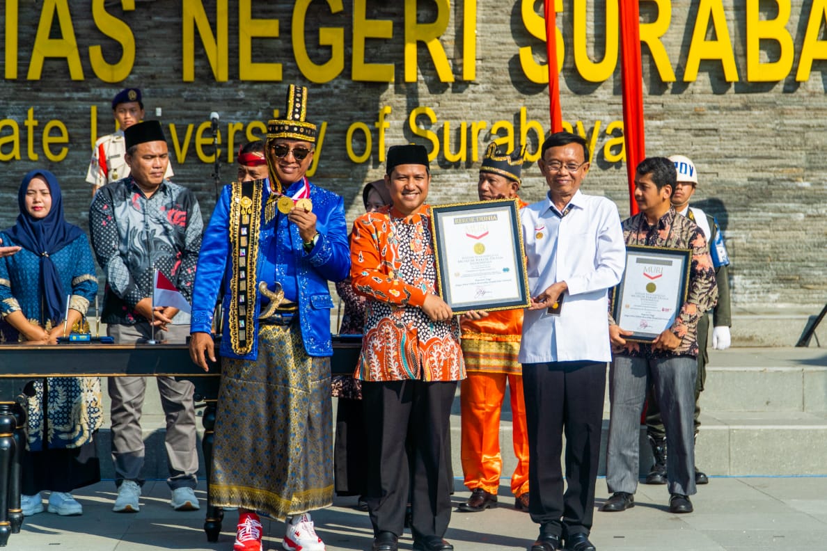 sekretaris penguatan dan pengembangan OPOP Jatim M Ghofirin saat menerima penghargaan rekor MURI